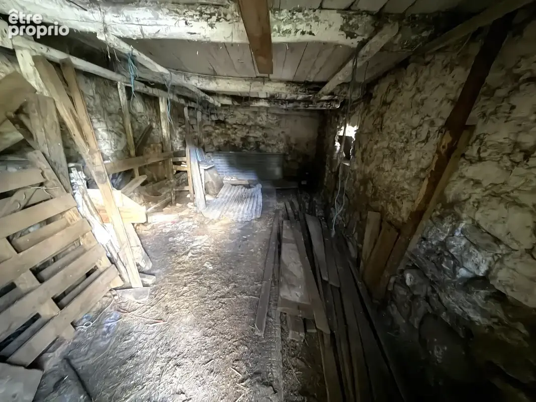 Montgreleix   Maison avec grange, écurie et dépendances sur 925 m2 de terrain - photo 13