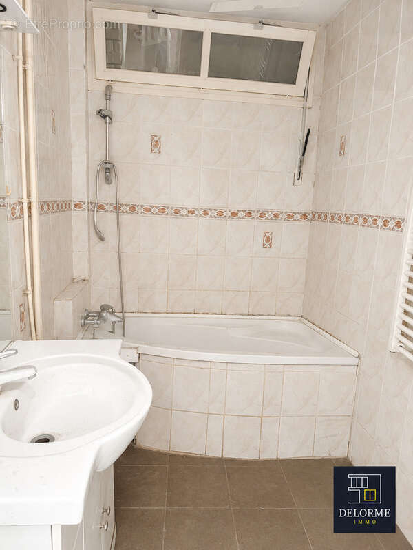 T3 de 75 m2 à rénover avec garage et dépendances - photo 9