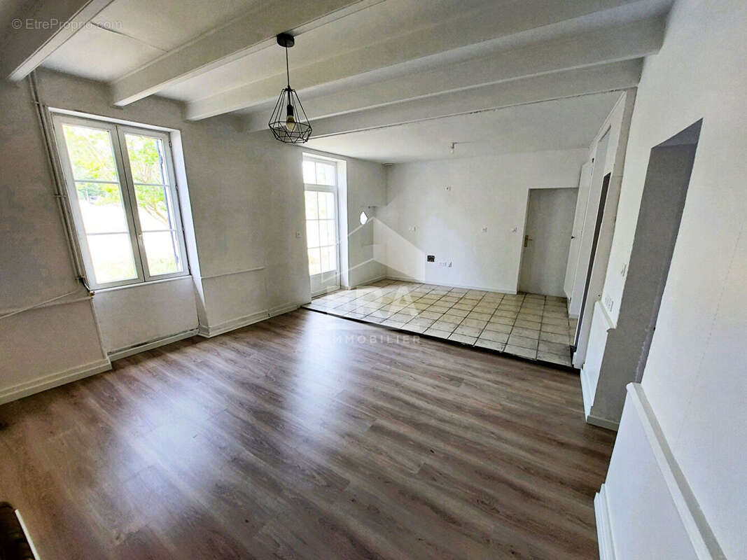 Maison à CHAILLEVETTE