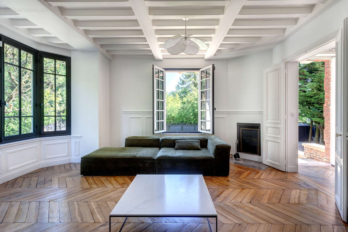 Elégante meulière de 12 pièces sur un terrain de 492 m² - photo 2