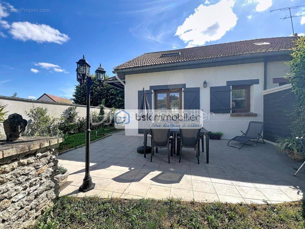 Maison à LE COUDRAY-MONTCEAUX