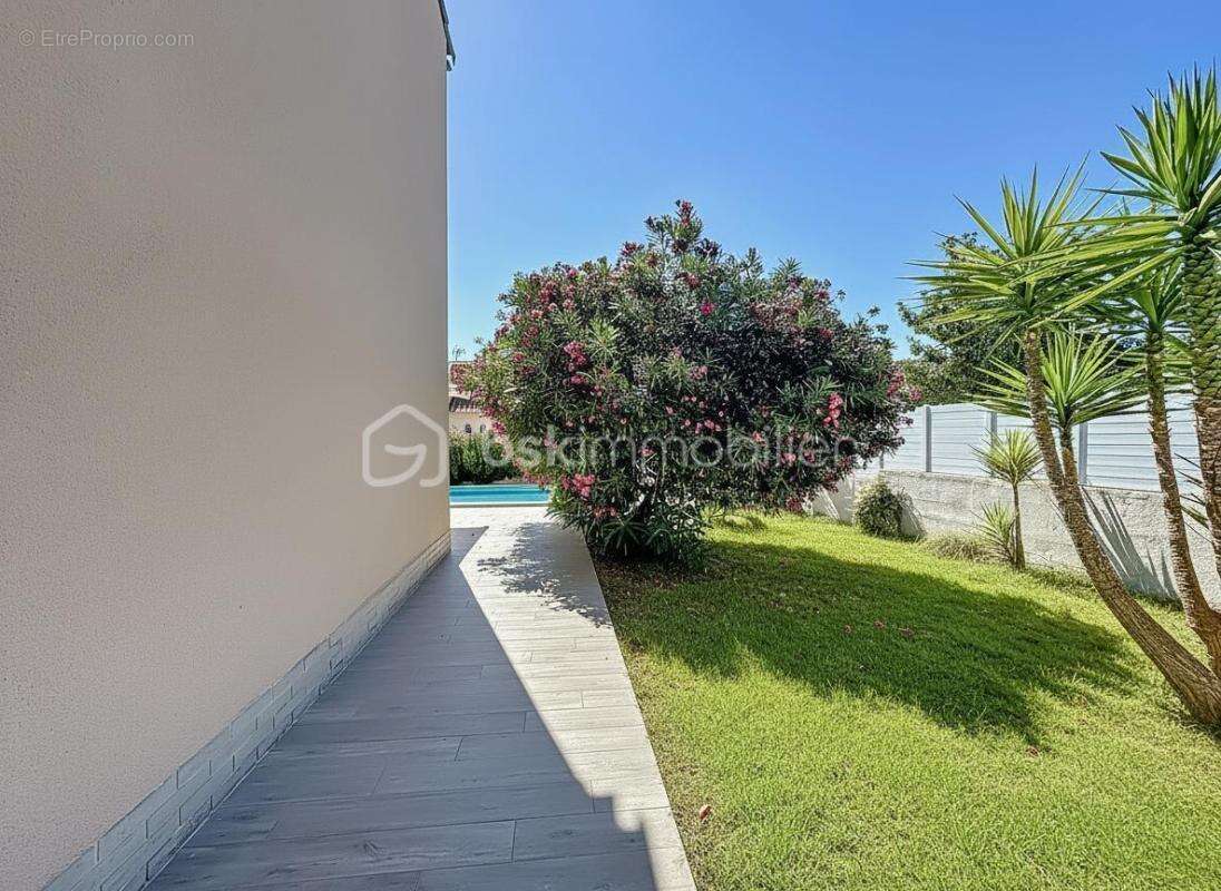 *** magnifique villa t7 de 222 m² avec piscine - castries *** - photo 25