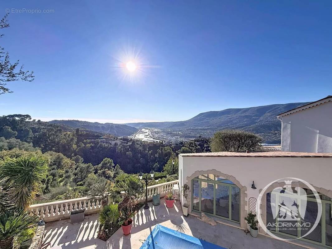 Maison à CASTAGNIERS