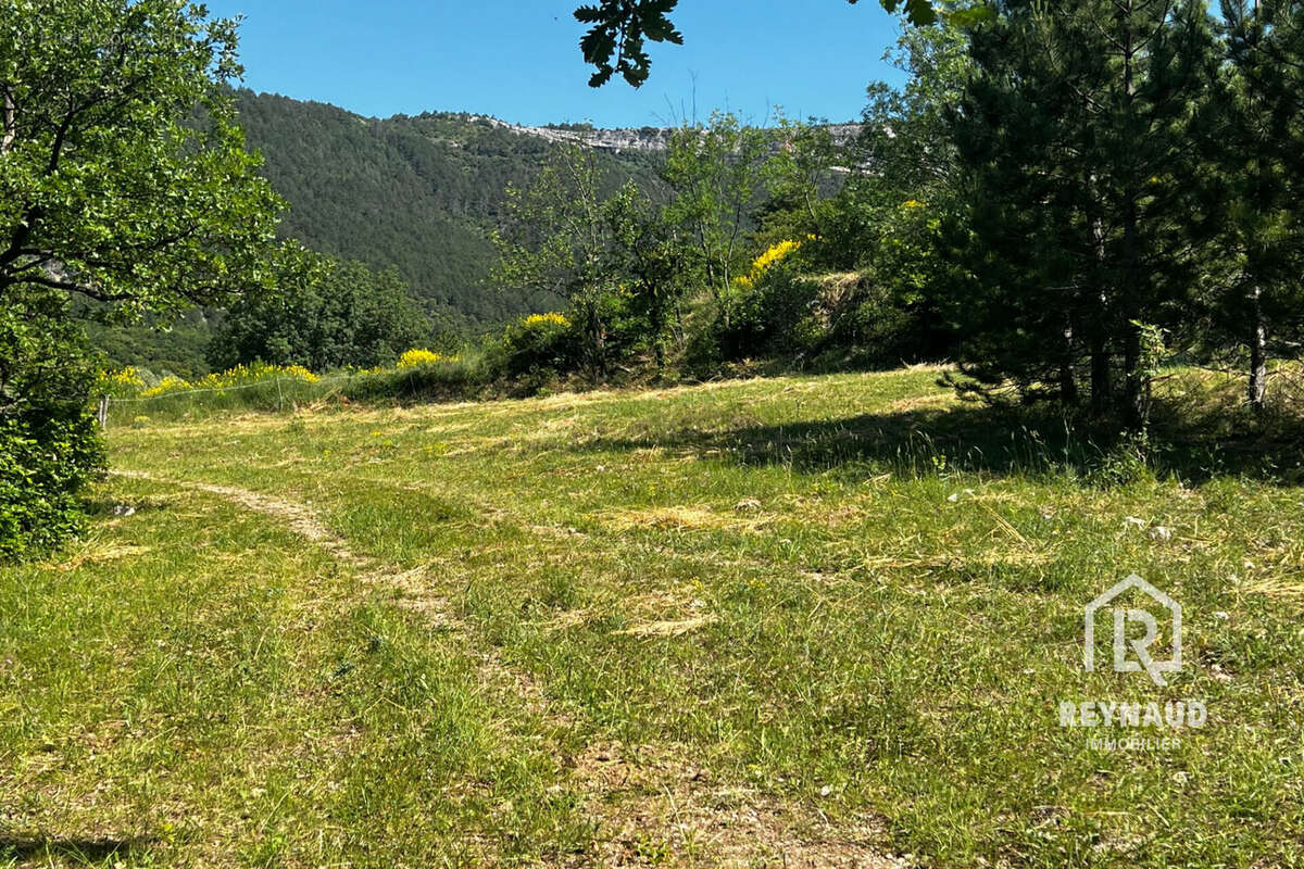 Terrain à SAINT-ETIENNE-DE-GOURGAS