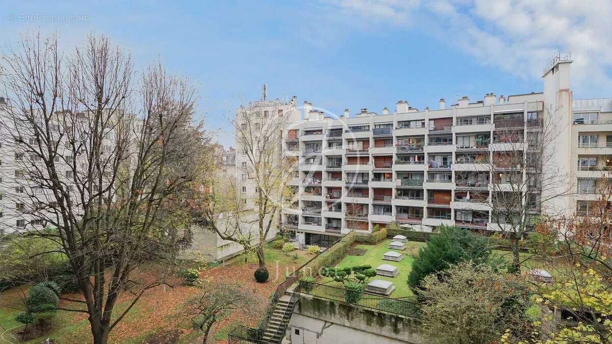 Appartement à PARIS-16E