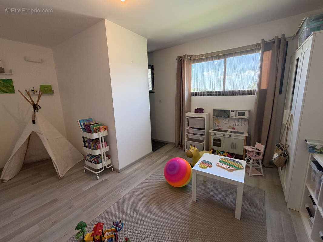 Issoire, magnifique maison moderne de 2015 sur les hauteurs, 155 m2 H, 4 chambres , DPE A, 4 sdb, piscine, dre - photo 14
