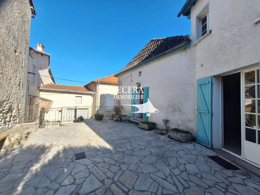 Maison 131 m² à Grand-Brassac  - photo 3
