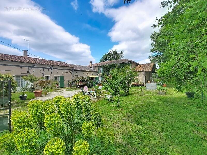 Maison à MEZIN