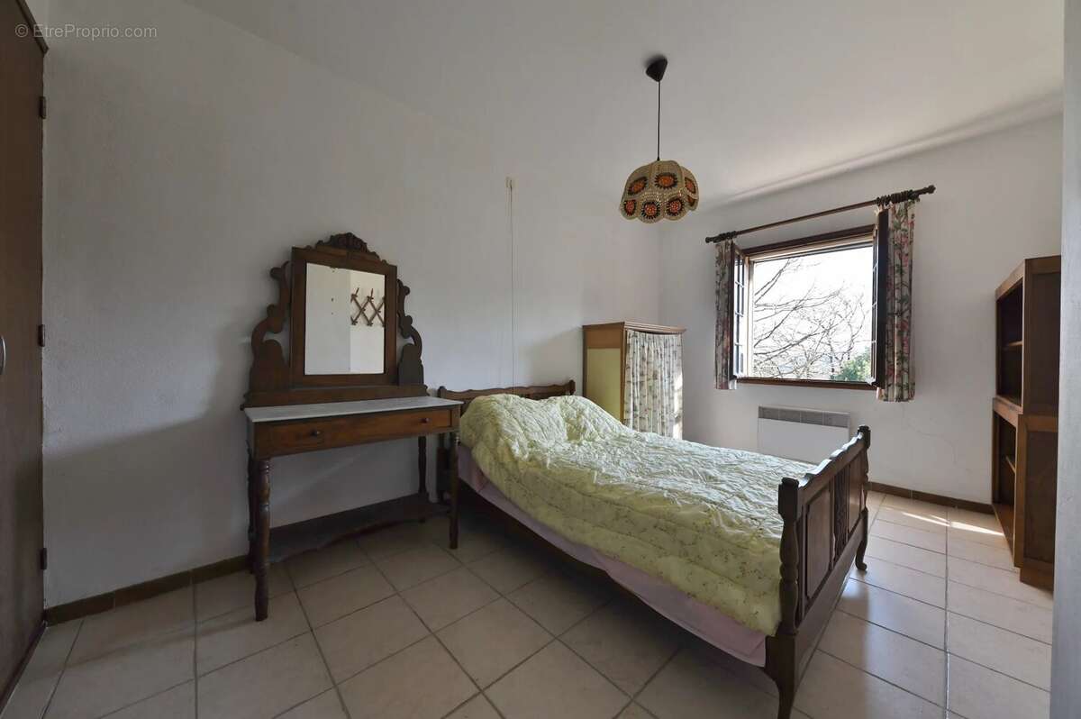 Maison sur terrain 2300m², rafraichissement à prévoir - photo 9