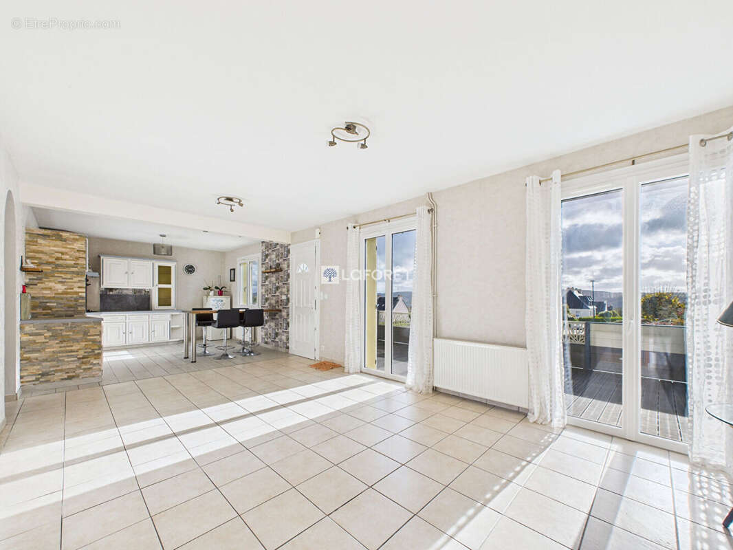 Maison à CHATEAUNEUF-DU-FAOU