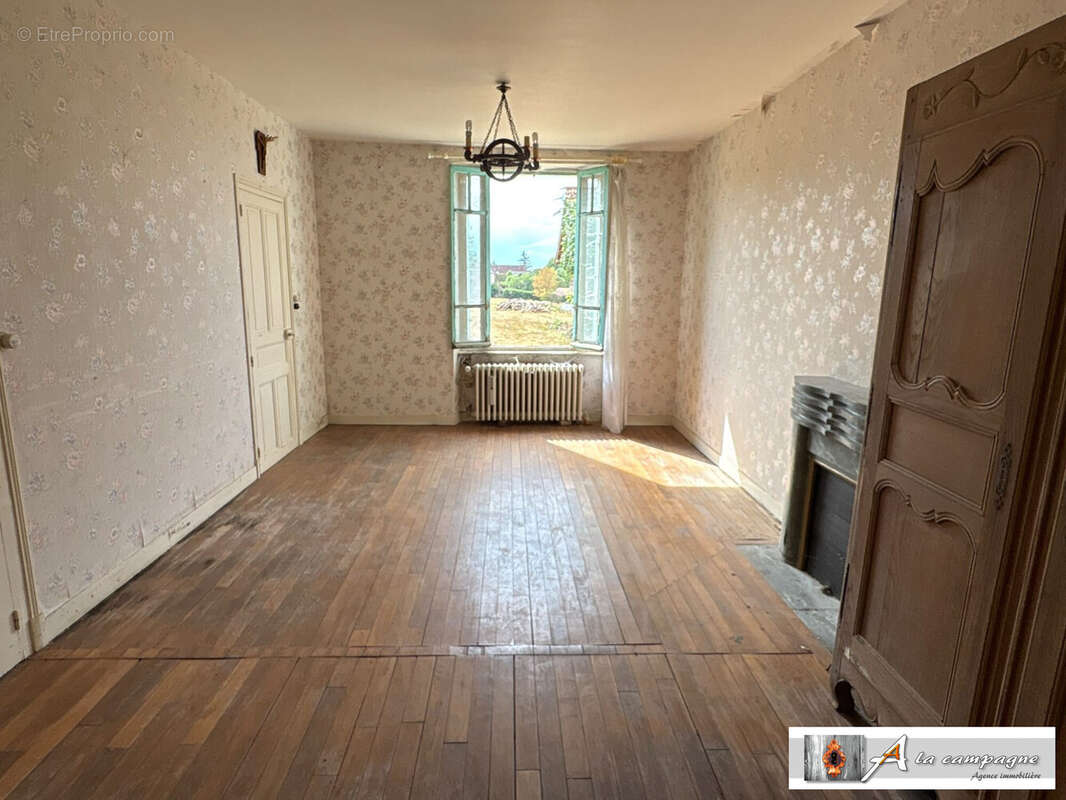 Maison 171 m² à Saint-Julien-La-Genete  - photo 8