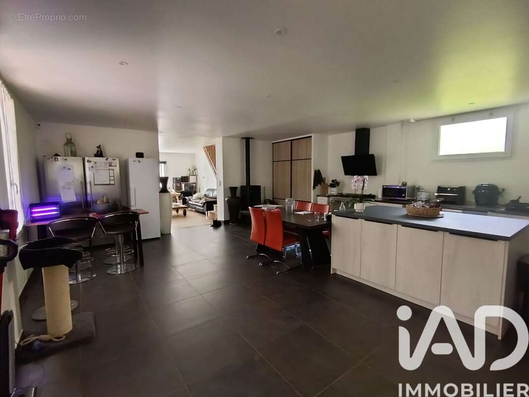 Maison 144 m² à Saint-Malo-Des-Trois-Fontaines  - photo 4