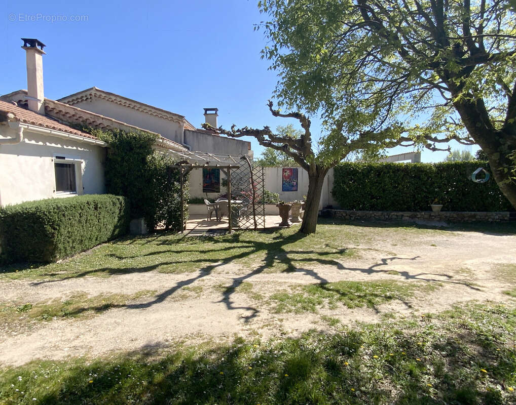 Villa de plain-pied, piscine, terrain paysagé et appartement indépendant. - photo 16