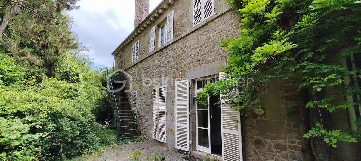 Château à vendre - Aile de château d'exception sur la commune de Parigné – 457 m² – 2 hectares de terrain - photo 4