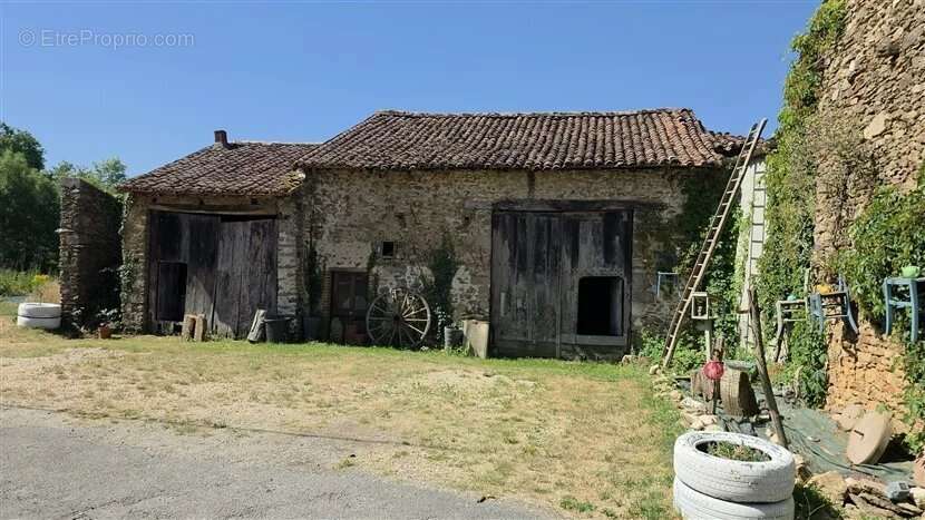 À vendre : maison de campagne de T4, jardins,  granges à Droux (87) - photo 3