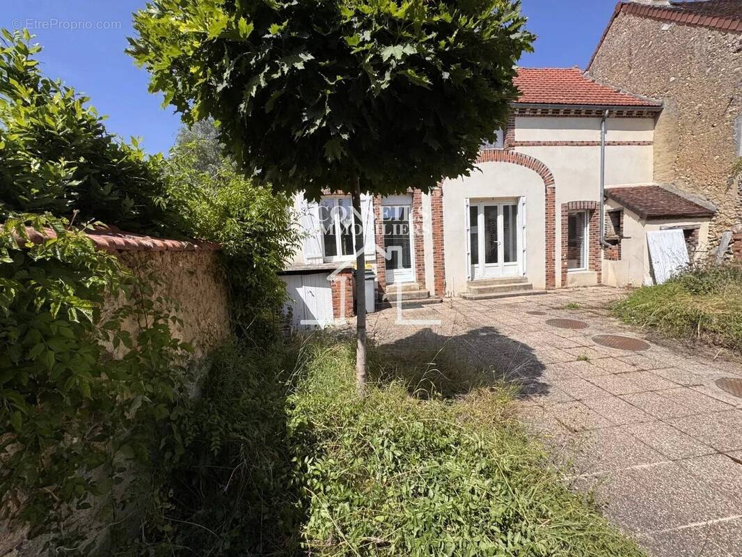 Maison à VILLENEUVE-SUR-YONNE