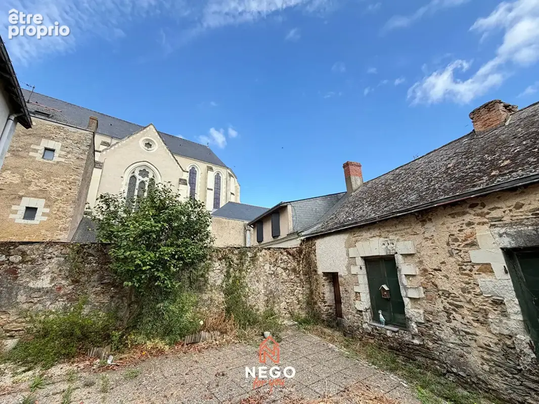 À rénover selon vos envies : maison avec cour et dépendance en plein bourg de Bécon-les-Granits - photo 6