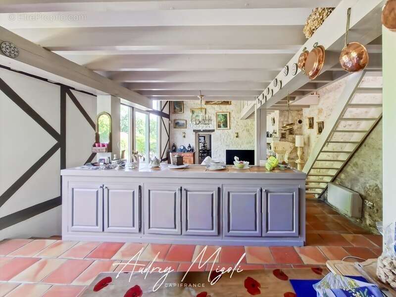 Propriété en pierre 8 pièces, 5 chambres, dépendances, piscine, terrain 7800m² - photo 4