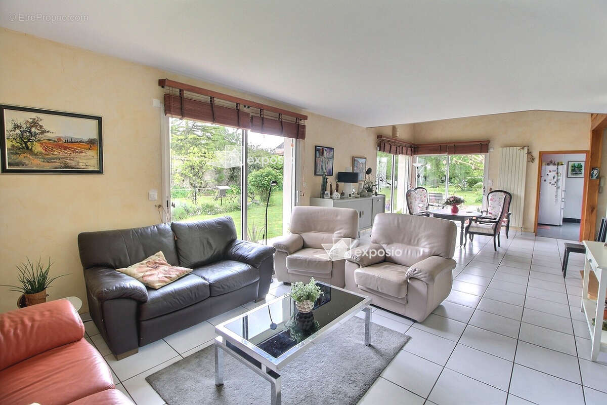 Maison de 224m² à Coulonges sur l'Autize. - photo 3