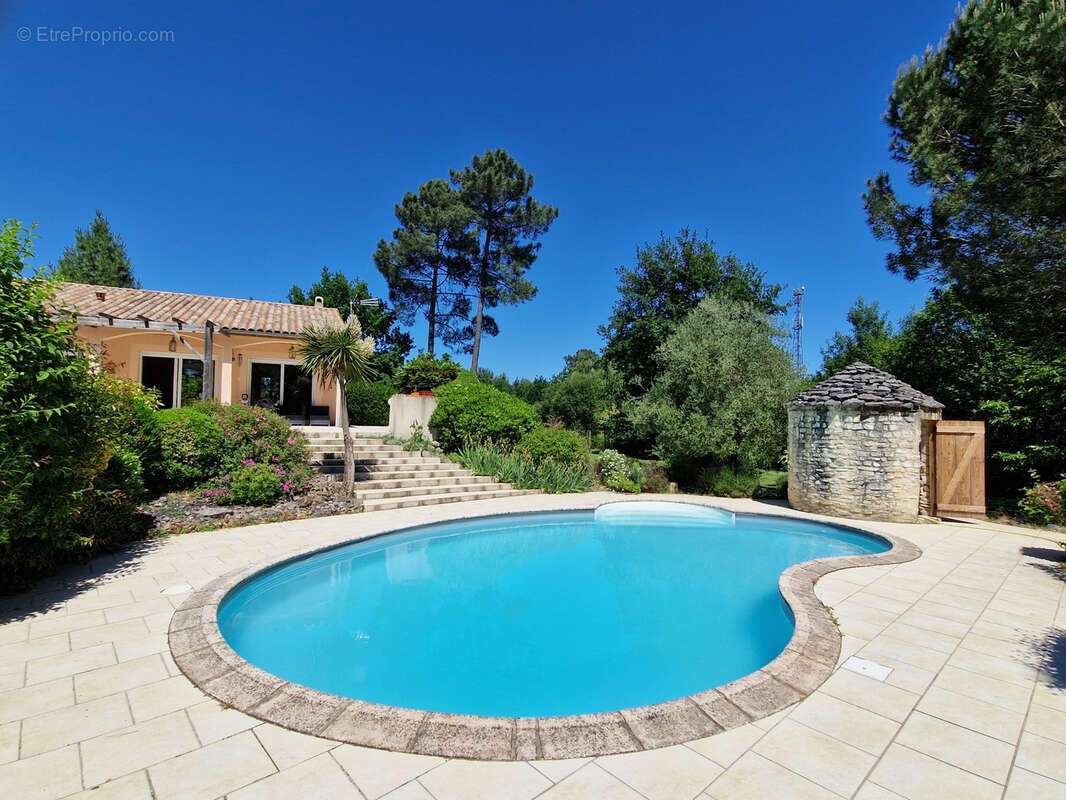 Proche Périgueux MAISON de PLAIN PIED 146 m2 avec 4 chambres / Grand garage / Grand terrain avec PISCINE. - photo 24