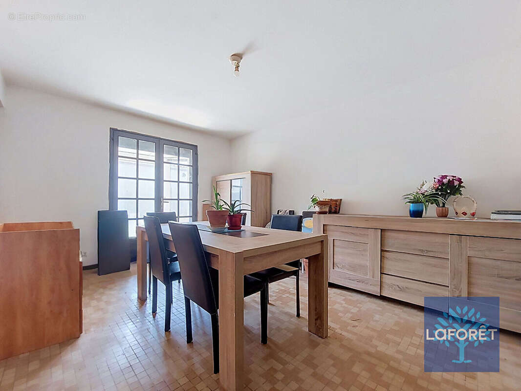 Maison de campagne avec beau potentiel, terrain clos et dépendances - photo 9