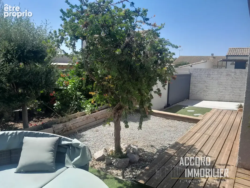 Villa de plain pied avec jardin arboré et piscine - photo 5