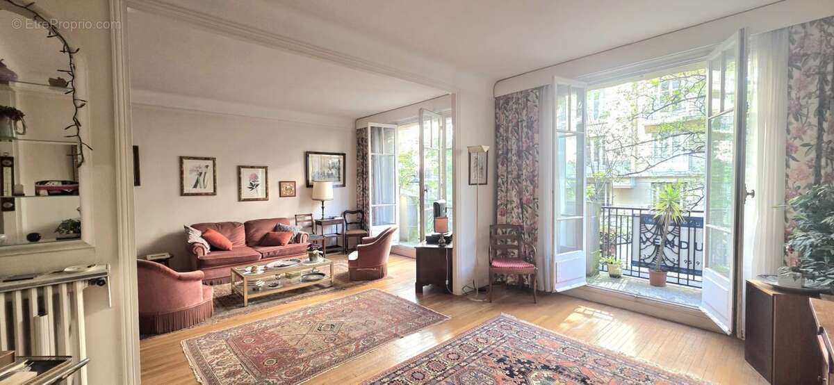 Appartement à PARIS-16E