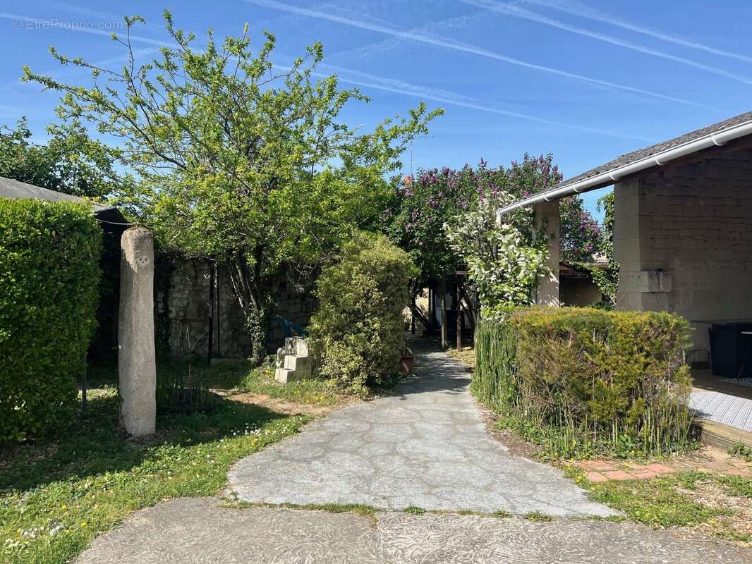 Maison à SAINT-CYR-EN-BOURG