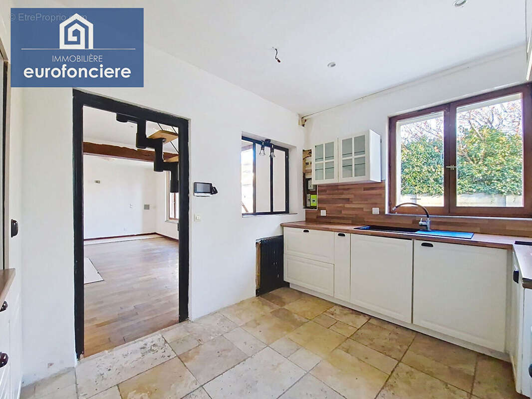 Maison à LA CHAPELLE-SAINT-LUC