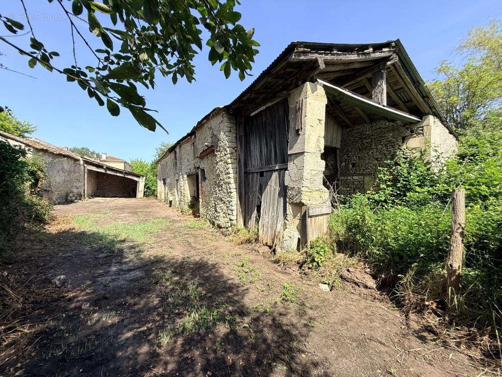 Maison à SAINT-CHRISTOLY-DE-BLAYE