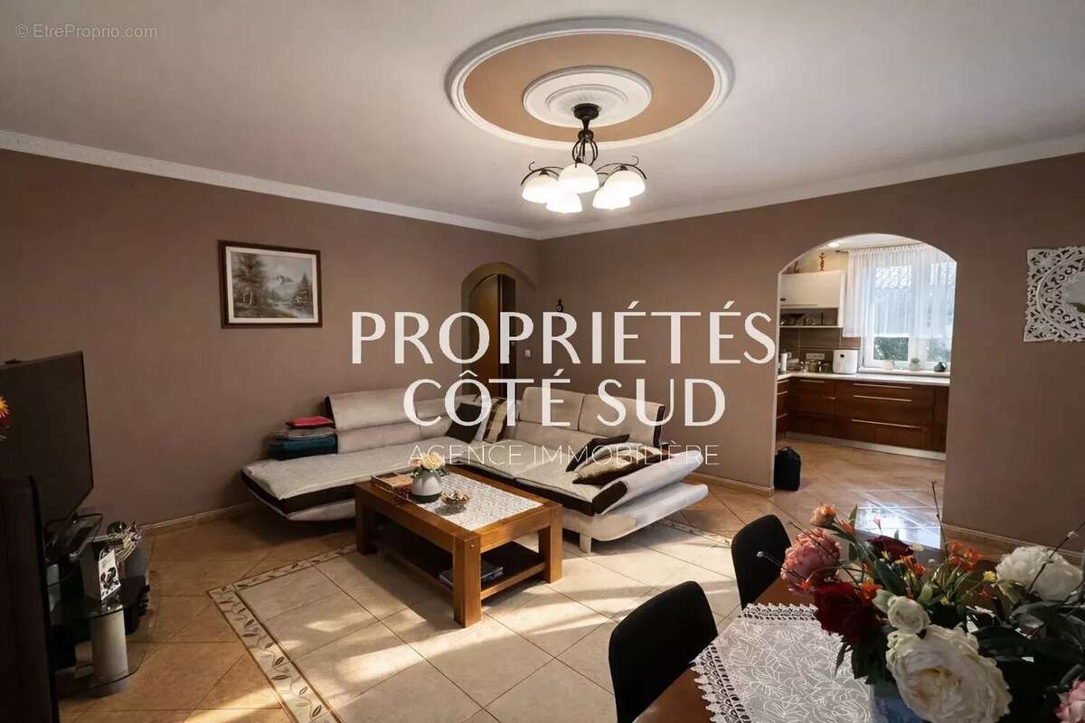 Maison à LAUDUN-L'ARDOISE