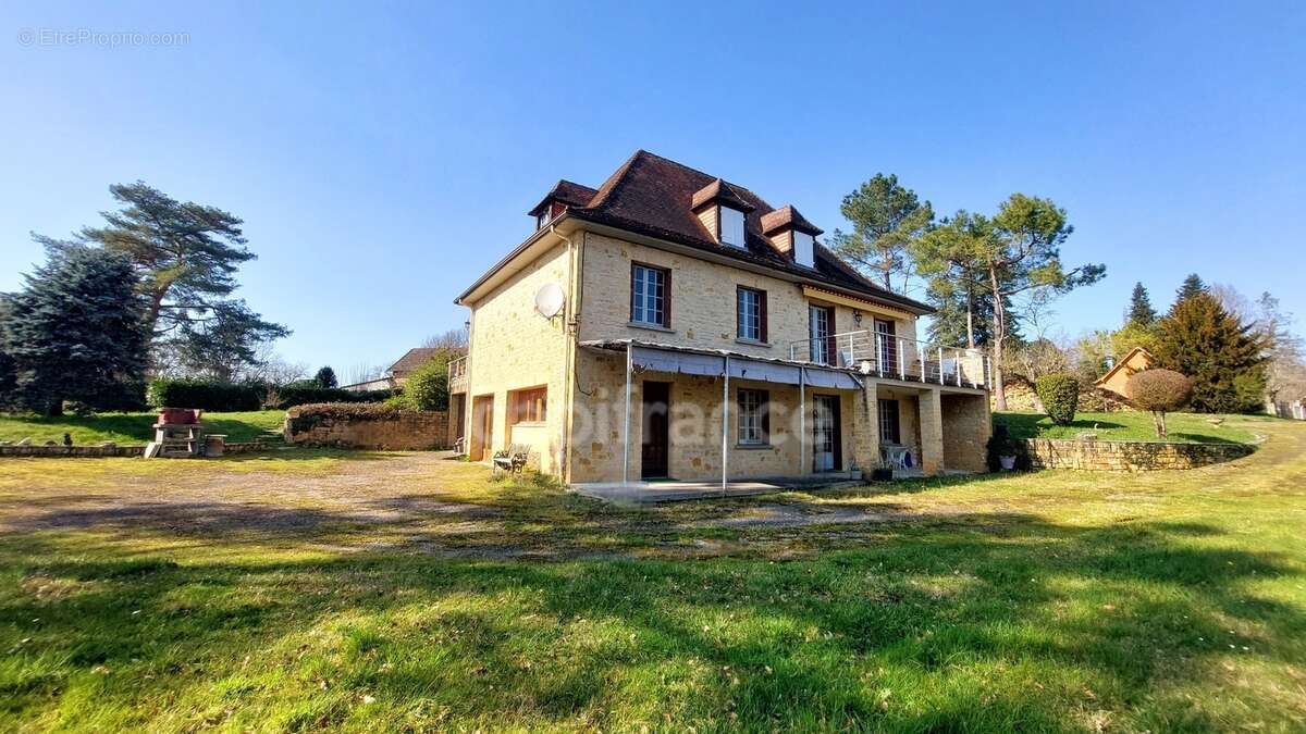 Maison familiale de 244m² à Belvès, 8 pièces, 5 chambres, avec vue dégagée et appartement spacieux indépendant, terrain de 3088m - photo 20