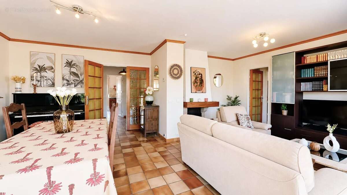 Hyères, dernier étage, T4 traversant 100 m², terrasses, grand garage et place de parking extérieur - photo 2