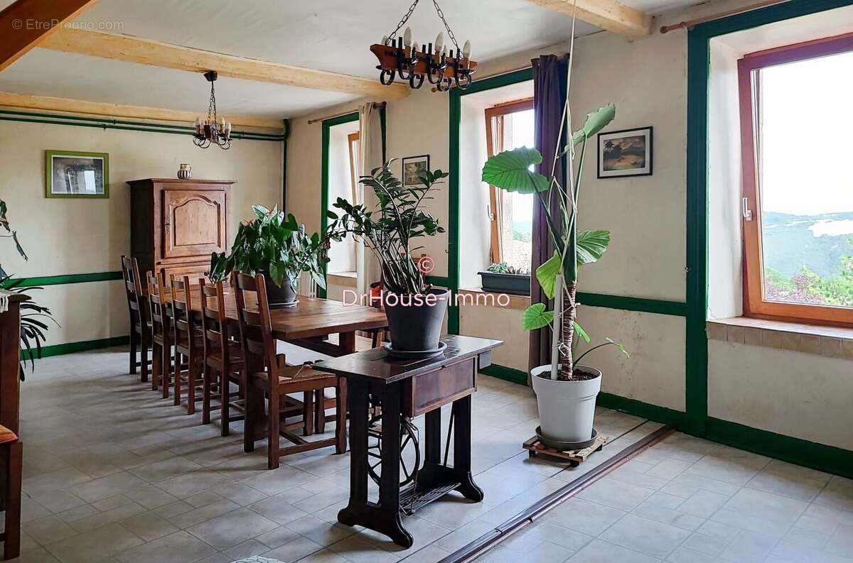 Maison à SAINT-GEORGES-EN-COUZAN