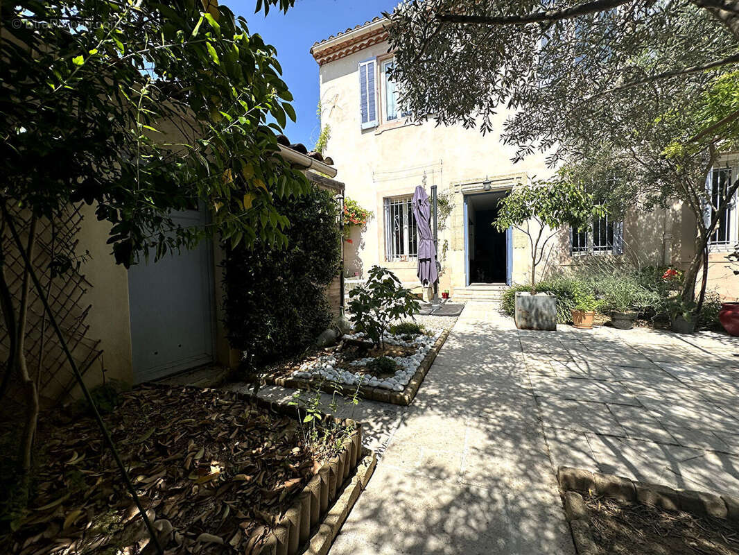 Caveirac Maison en pierres 4 chambres avec cour et parking - photo 3