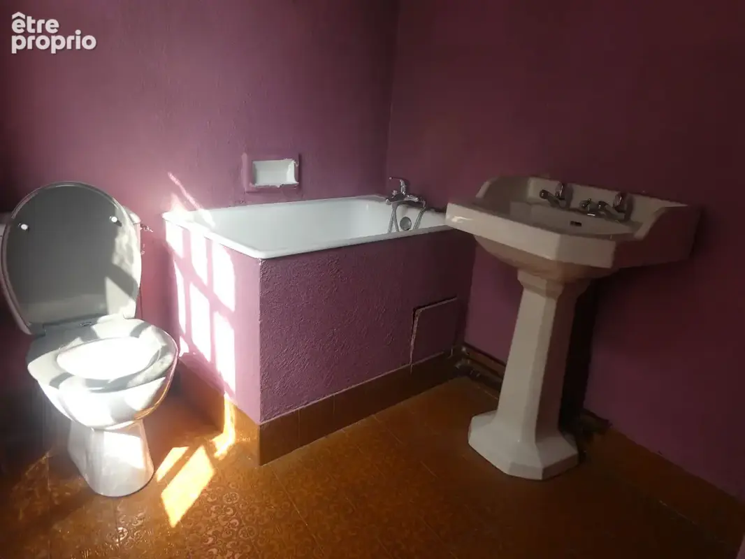 Maison Pont L Eveque, 2 chambres et grenier sur la totalité, travaux à prévoir. - photo 3