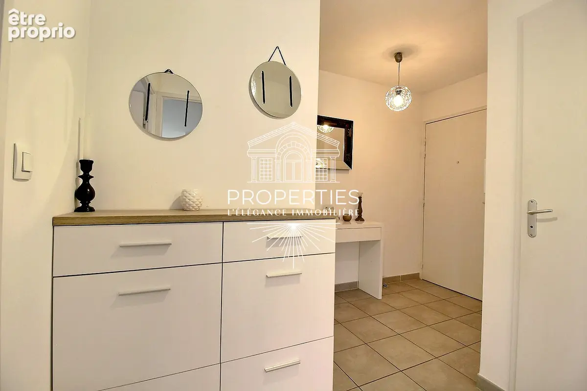 Cogolin - centre ville -t3  recent-- 53m²  ascenseur - terrasse - garage - photo 3