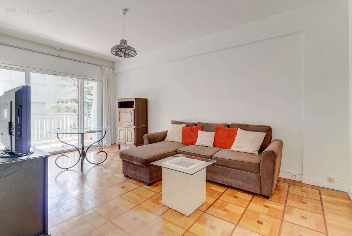 Cimiez – Grand 2 pièces avec terrasse exposée sud au calme ! - photo 2