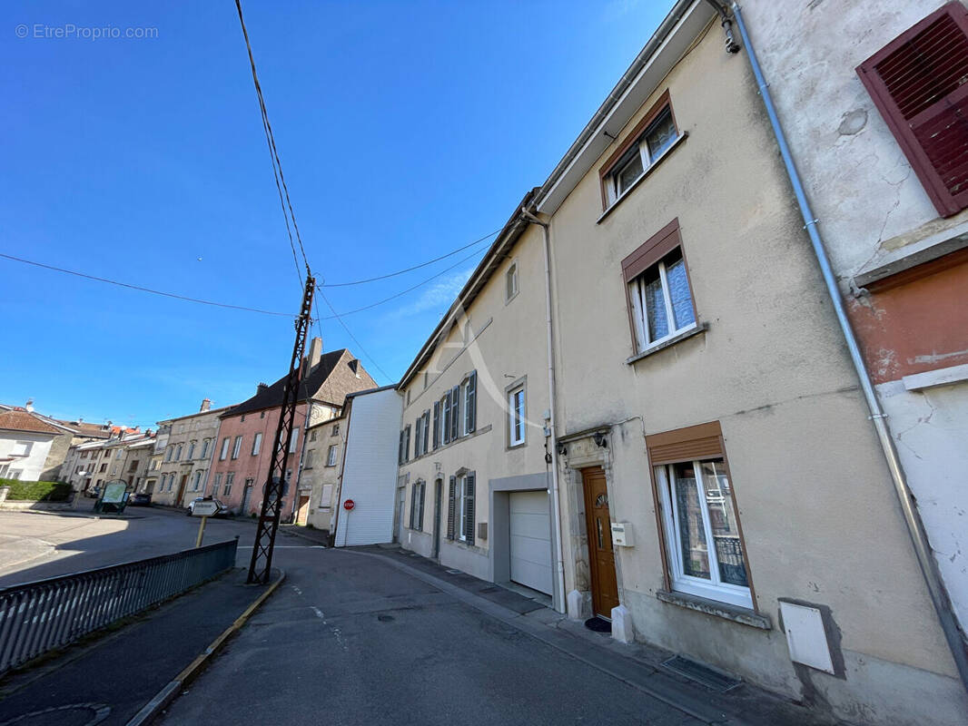 Maison à CHATEL-SUR-MOSELLE
