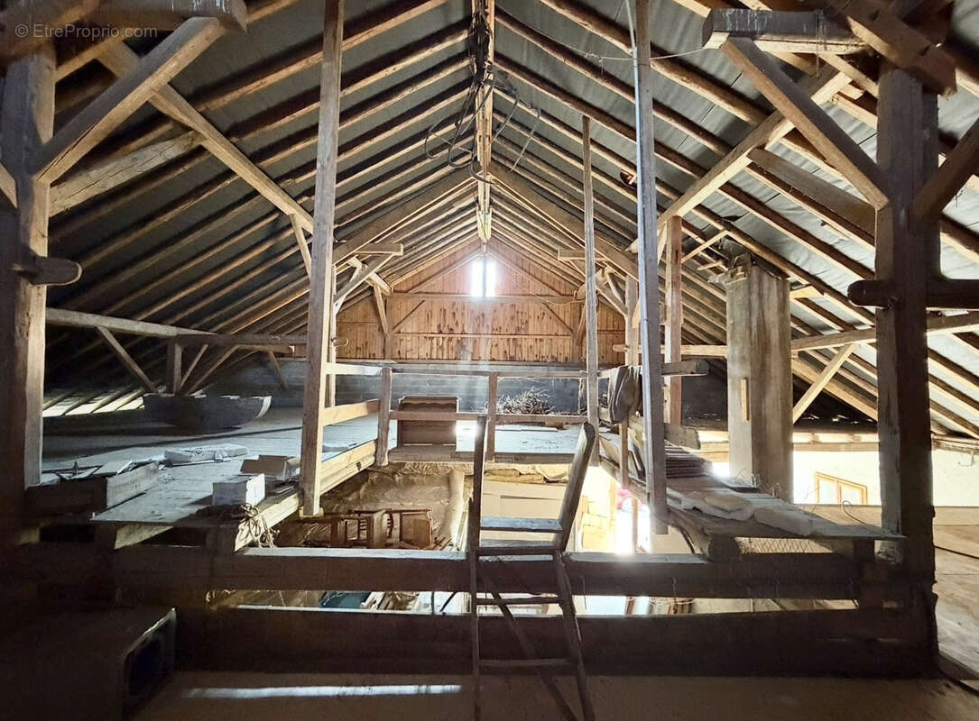 Plateau a renover dans une ferme secteur viuz-en-sallaz avec garage de 262 m2 - photo 2