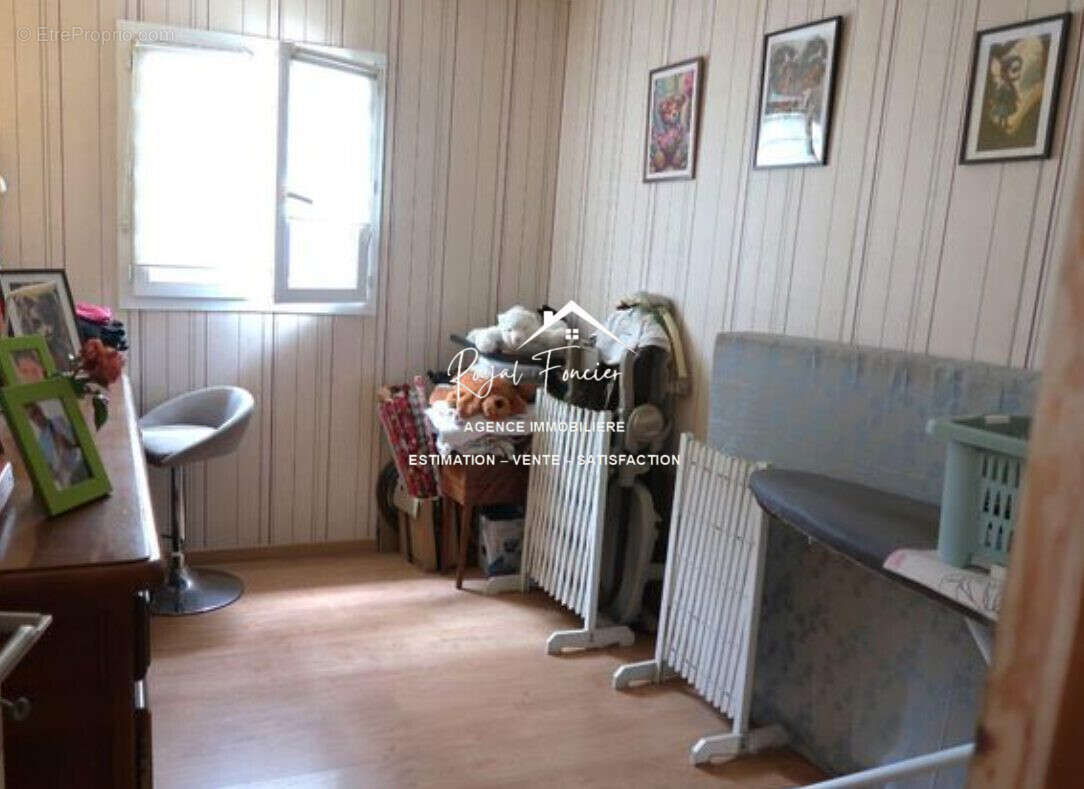 Chambre 2 au rez de chaussée - Maison à AVAILLES-EN-CHATELLERAULT