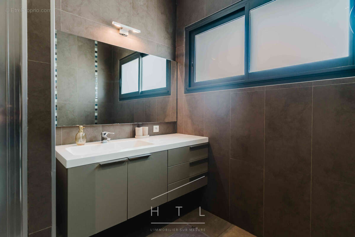 Maison contemporaine de 420 m2 avec piscine à Écully - photo 16
