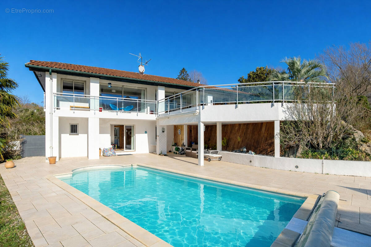 Cadre privilégié à Urrugne   Maison lumineuse avec piscine et double garage - photo 5