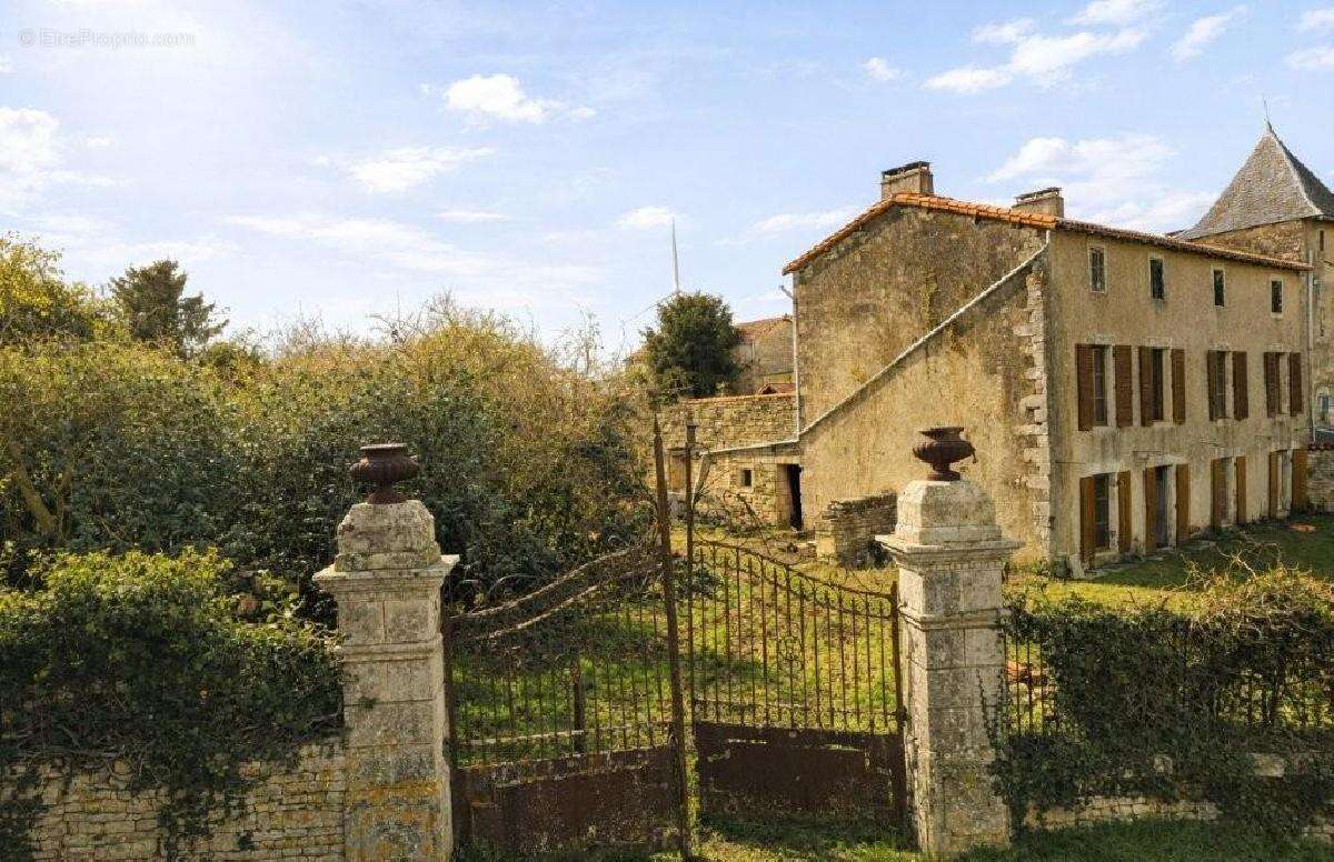 Maison 8 pièces 253 m² à vendre à Ruffec (16240) - photo 2