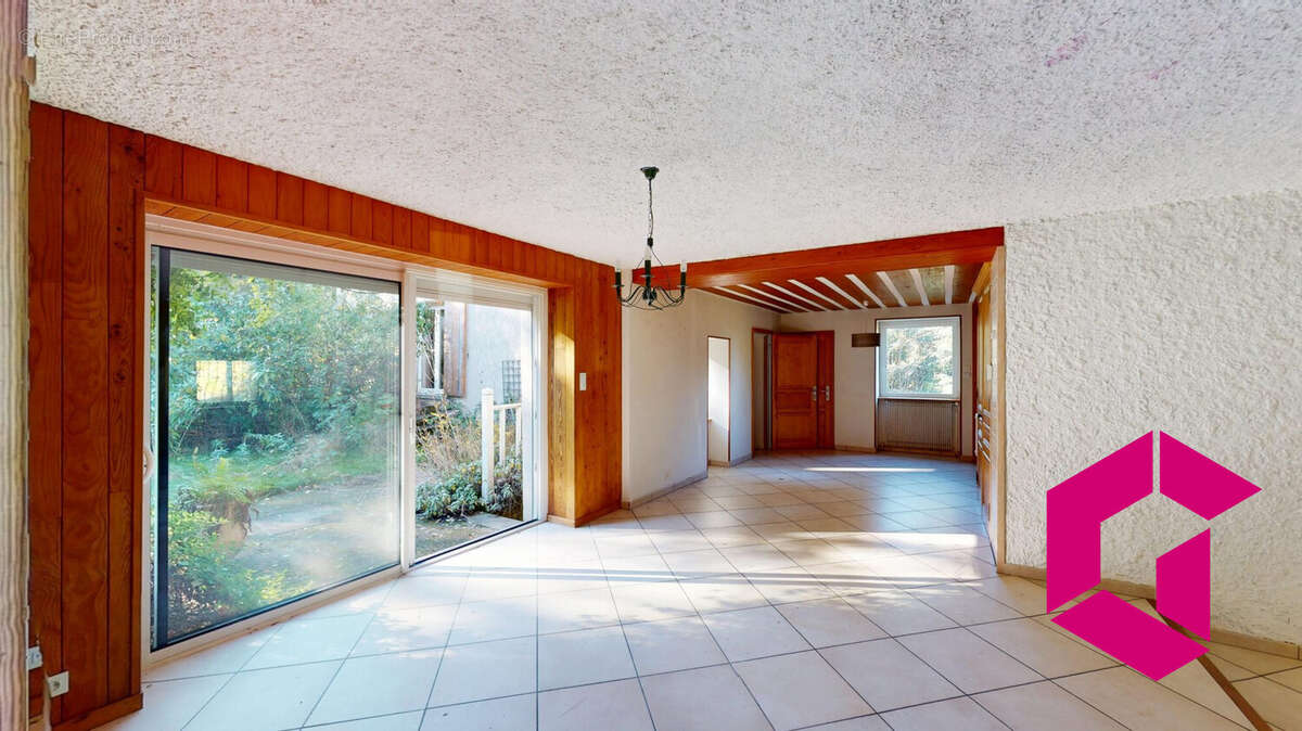 Maison à LE CHAMBON-FEUGEROLLES