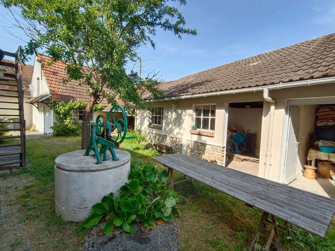 Maison à SELLES-SAINT-DENIS