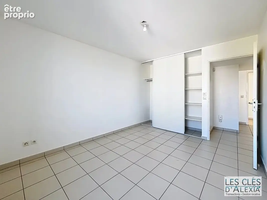 T3 - saint-priest - traversant avec balcon et places de parking - photo 7