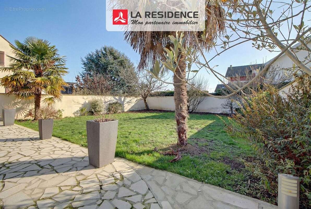 Maison à CHANTELOUP-LES-VIGNES