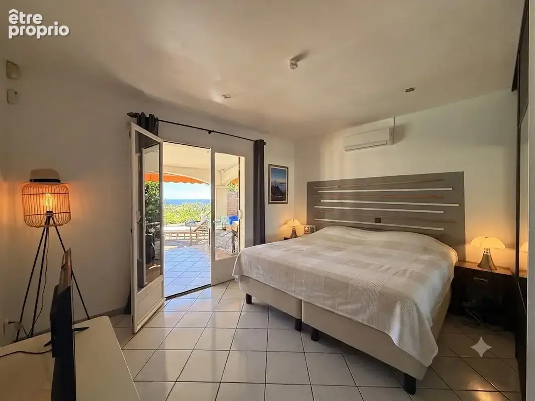 Villa de plain-pied avec vue océan, piscine et jacuzzi à Saint-Gilles-les-Bains - photo 6
