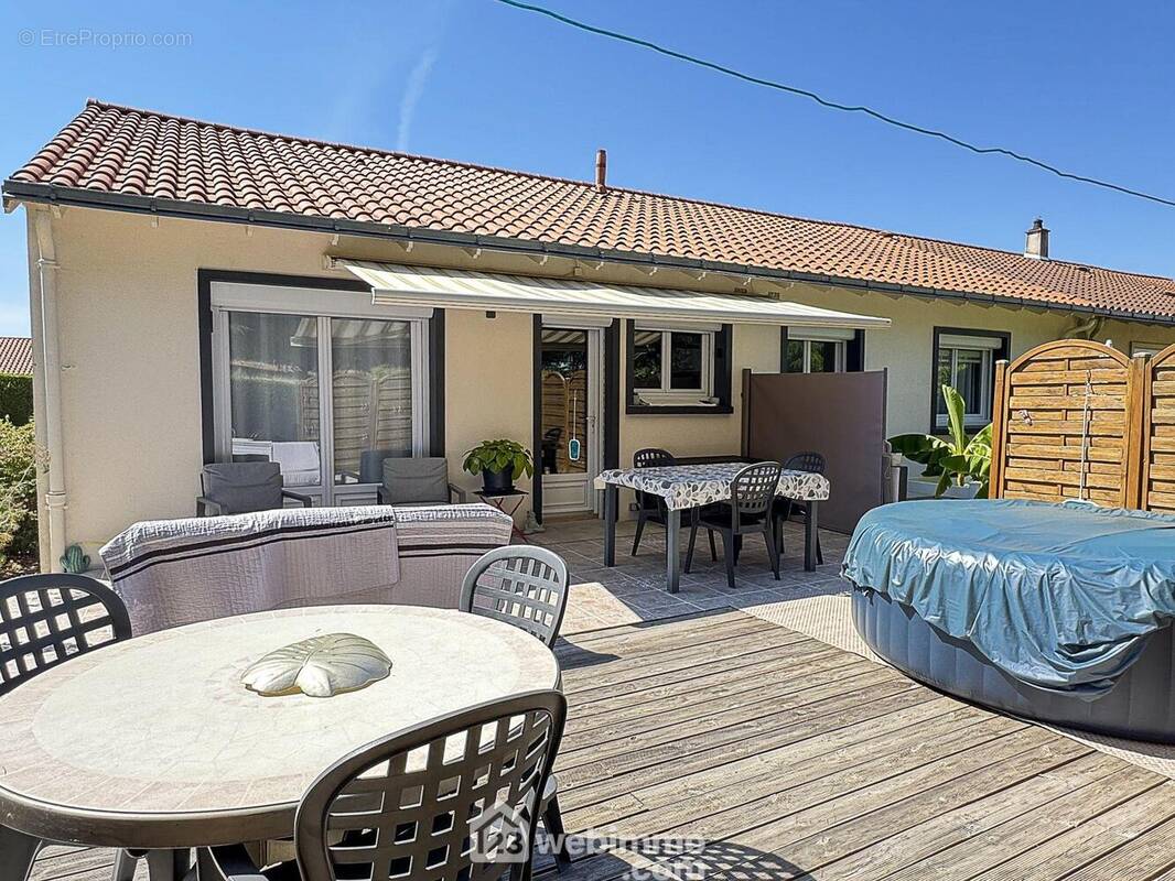 Maison sur sous-sol complet de 1973, remise au goût du jour en 2019. - Maison à CHOLET